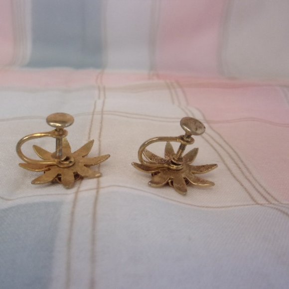 Resin Cameo Star Flower Screw Back Earrings - Picture 5 of 7